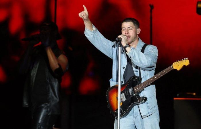 VIDEO. A person in the audience points a laser at one of the Jonas Brothers: the singer flees the stage and interrupts the concert