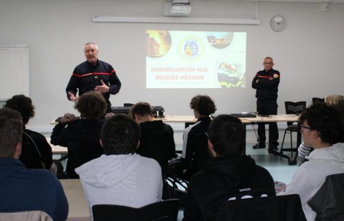 Amiens: domestic fires explained to high school students