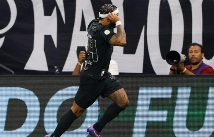 Memphis Depay’s magnificent free kick with Corinthians