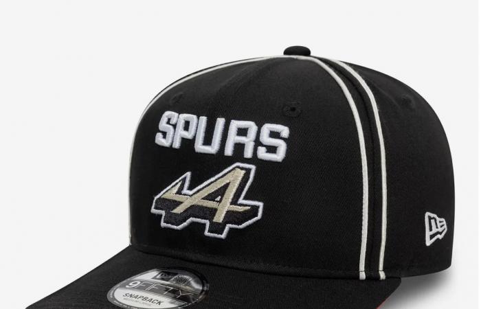 Merchandising – The Alpine F1 team collaborates with New Era and the San Antonio Spurs