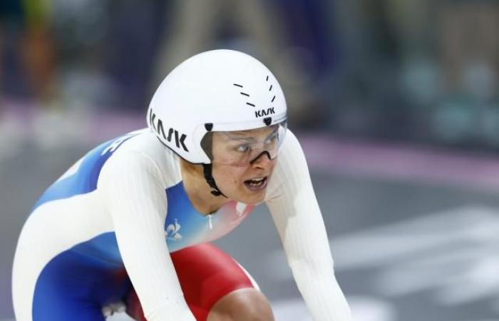 Victoire Berteau at the foot of the podium in the omnium at the Track Cycling Worlds