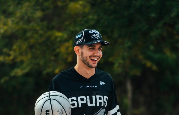 Merchandising – The Alpine F1 team collaborates with New Era and the San Antonio Spurs