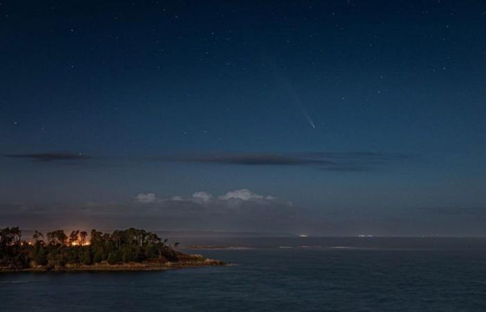 Around Perros-Guirec. The comet captured by amateur photographers