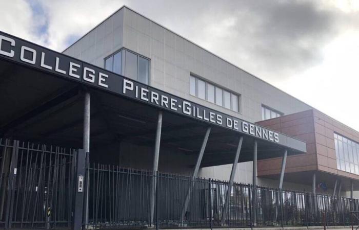 Burning trash containers destroy the gate of a college in Le Mans