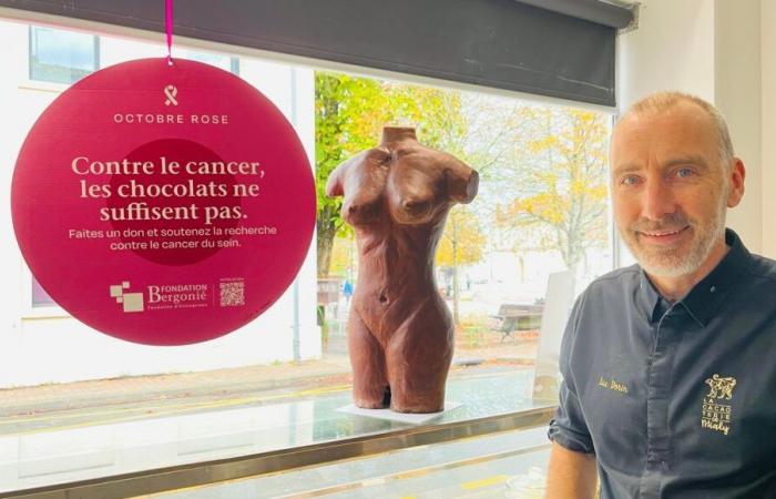 Pink October: a chocolatier creates a topless bust to challenge and raise awareness among passers-by in Bordeaux