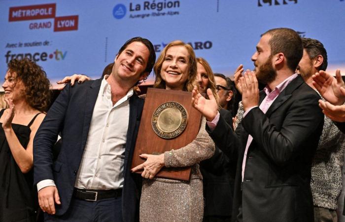 Isabelle Huppert sways to “Nuit de Folie”, her sons Angelo and Lorenzo applaud