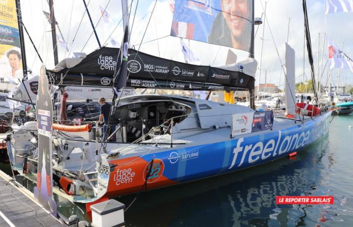 Les Sables-d’Olonne Vendée Globe. Skippers Jérémie Beyou and Guirec Soudée and their imocas at the pontoon