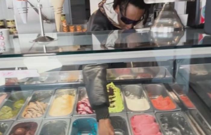 Filmed serving frozen yogurt with his hands, he is arrested by police