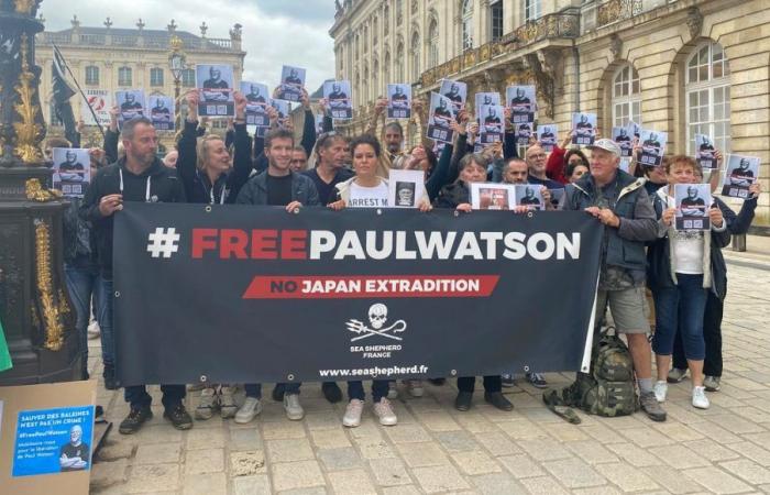 A hundred people gathered at Place Stanislas in Nancy to support Paul Watson