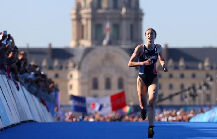 Despite a swimming scare and a delayed title, Cassandre Beaugrand crowned triathlon world champion, after her triumph at the Paris 2024 Olympics