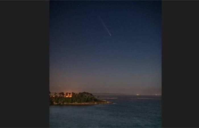 In Lannion, a photographer captured the “comet of the century” above the Pointe du Dourven