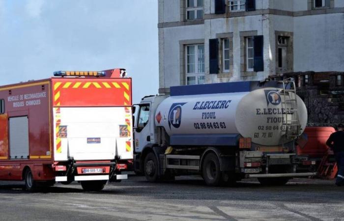 Nearly 1,000 liters of fuel oil from a tanker spilled into this Côtes-d’Armor port