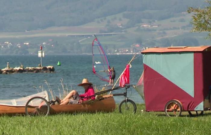 on a bike-canoe, penniless with his chicken, he has been crisscrossing France for five years