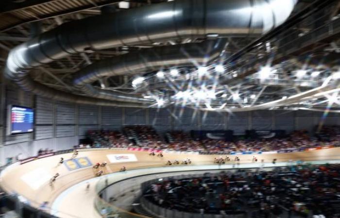 Oscar Nilsson-Julien at the foot of the podium in the omnium of the World Championships