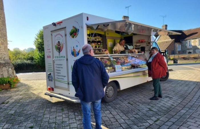 Large format. In Orne, Anaïs runs one of the only mobile grocery stores in France