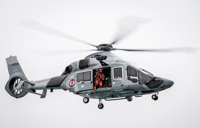 a helicopter rescues a passenger ship off the coast of Le Havre