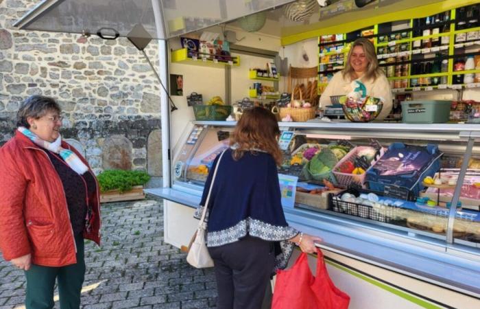 Large format. In Orne, Anaïs runs one of the only mobile grocery stores in France