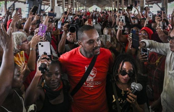 in Martinique, several thousand demonstrators are still campaigning against the high cost of living