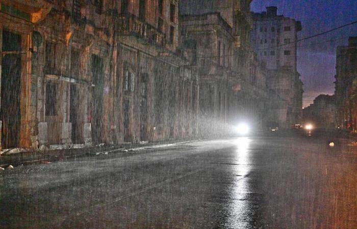 Imminent arrival of a hurricane in Cuba, which spends its second night without electricity