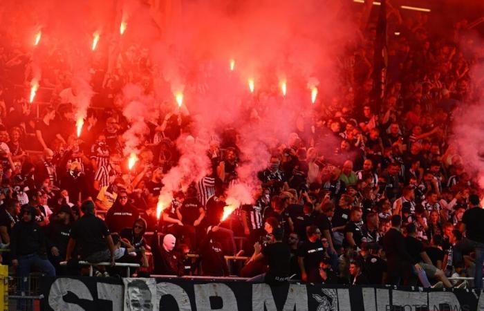 Charleroi supporters disrupt the pre-match of the Walloon clash by throwing smoke bombs onto the pitch! – All football