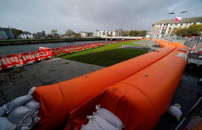 Storm Ashley: Orange warning for seven counties as 130kmh gusts of wind leaves 53,000 homes without power; number of flights cancelled