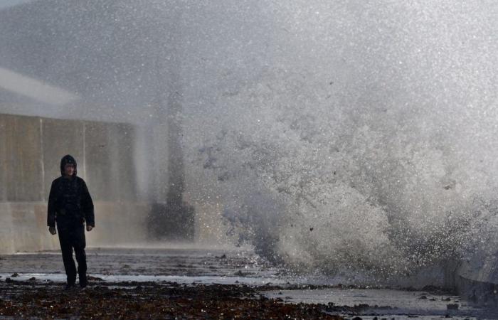 A man trapped on a rock and Saint-Malo invaded by the waves on the last day of high tides