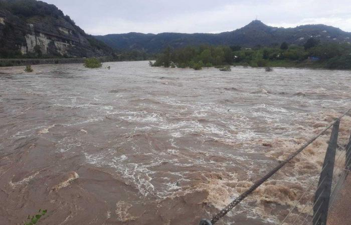 A hole forms on the road after floods in Ardèche: a woman approaches it, falls in and kills herself