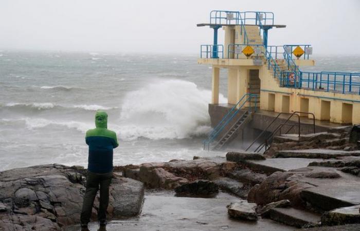 Storm Ashley: Orange warning for seven counties as 130kmh gusts of wind leaves 53,000 homes without power; number of flights cancelled