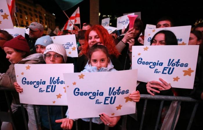 In Georgia, tens of thousands of pro-European demonstrators in Tbilisi before the legislative elections