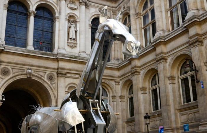 Zeus, the metal horse of the 2024 Olympic Games, exhibited at the Palace of Versailles