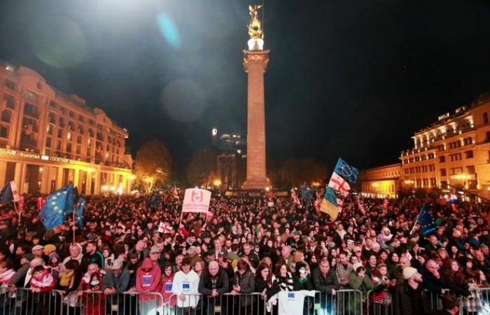 In Georgia, tens of thousands of pro-European demonstrators in Tbilisi before the legislative elections