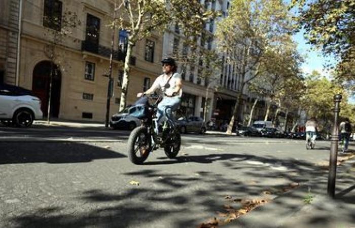 the phenomenon of “fatbikes”, these imposing electric bicycles, is debated in Paris