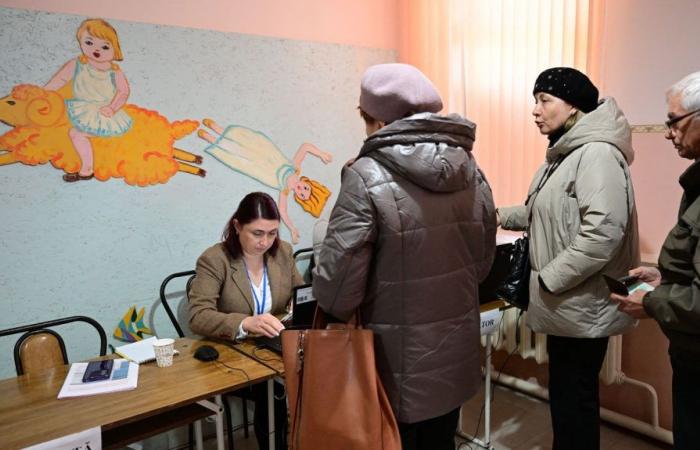 Moldova emerges divided from Sunday’s vote on EU membership and choice of future president