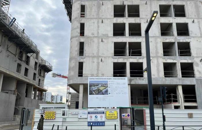 gray areas on the construction site of the future rugby nursery in Pantin