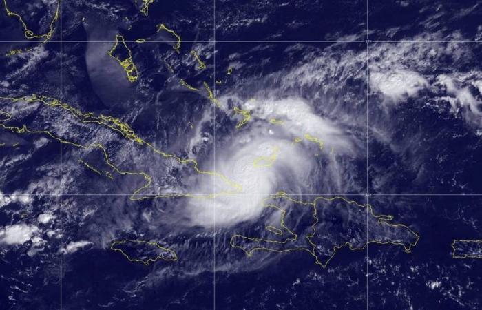 Hurricane Oscar makes landfall in Cuba, paralyzed by giant power outage