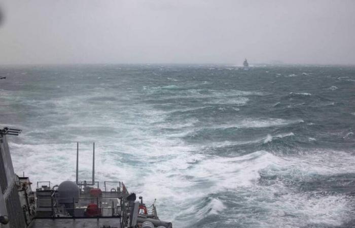 Two American and Canadian warships passed through the Taiwan Strait