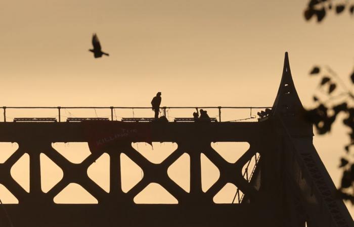 A splash at the Jacques-Cartier Bridge | Three activists will spend the night in prison