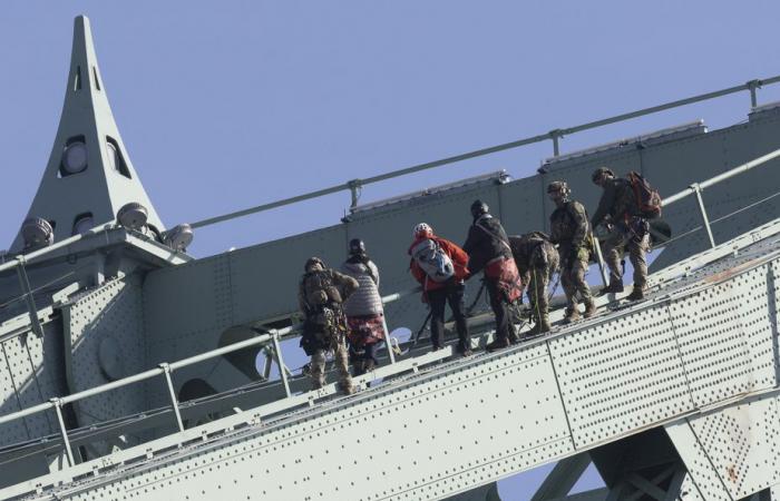 A splash at the Jacques-Cartier Bridge | Three activists will spend the night in prison