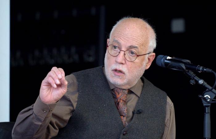 David North speaks at a meeting during the Frankfurt Book Fair