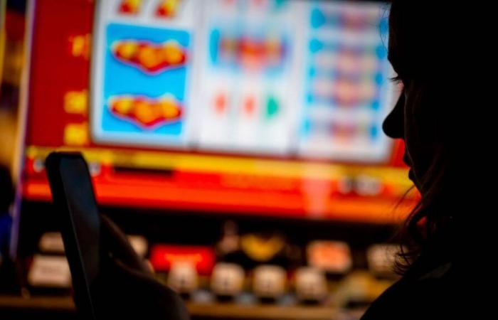 why the legalization of online casinos, desired by the government, is debated