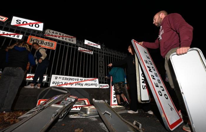 IN PICTURES. Farmers display nearly 200 signs from Hautes-Pyrénées municipalities at the prefecture gates