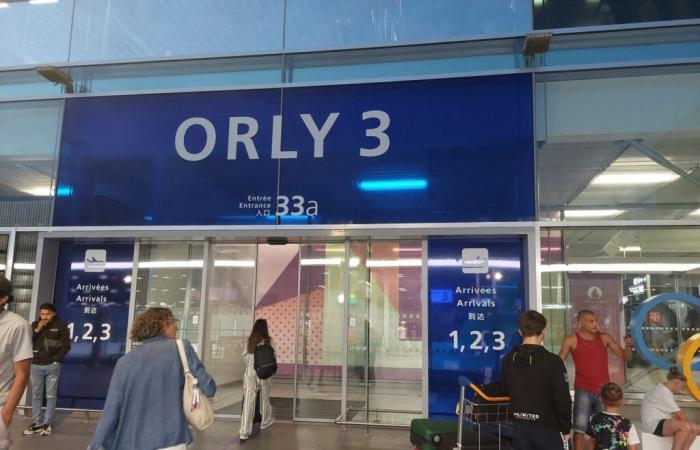 Release of an 11-year-old French child, held for several days at Orly airport