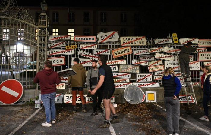 IN PICTURES. Farmers display nearly 200 signs from Hautes-Pyrénées municipalities at the prefecture gates