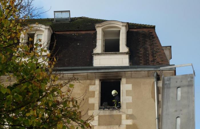 a woman in absolute emergency after a fire in a building