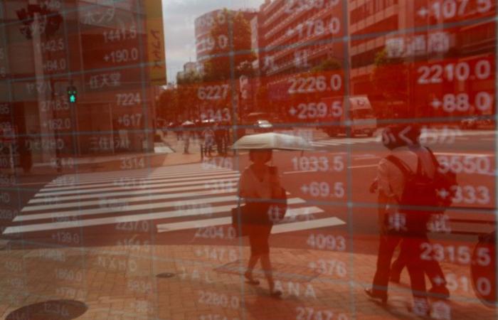 Asian Stocks Mixed, Dollar Drifts Ahead of Mega-Cap Results, Jobs Data