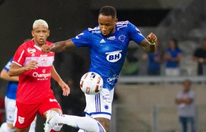 Rafael Silva (Cruzeiro) sent off after just 3 seconds of play in Brazil