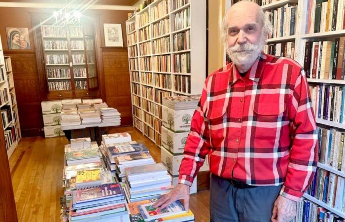 His brother leaves an inheritance of 40,000 books to be sold: he becomes a bookseller in spite of himself at the age of 81