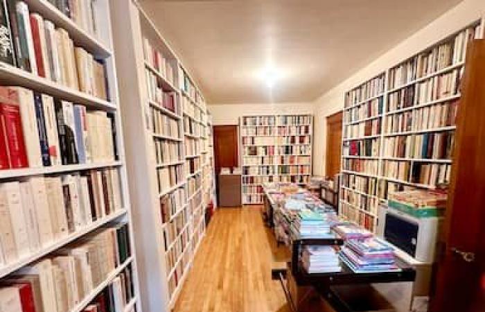 His brother leaves an inheritance of 40,000 books to be sold: he becomes a bookseller in spite of himself at the age of 81