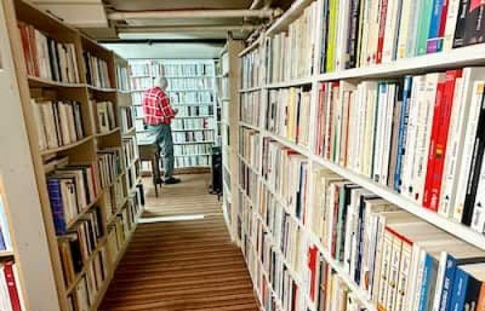 His brother leaves an inheritance of 40,000 books to be sold: he becomes a bookseller in spite of himself at the age of 81