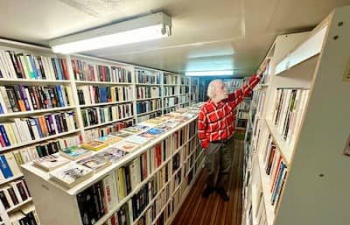 His brother leaves an inheritance of 40,000 books to be sold: he becomes a bookseller in spite of himself at the age of 81